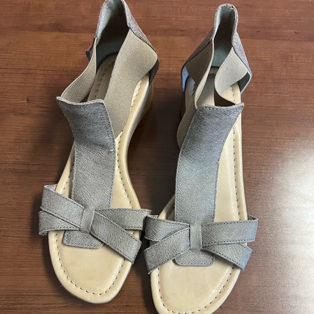 Women’s t-strap flat sandal